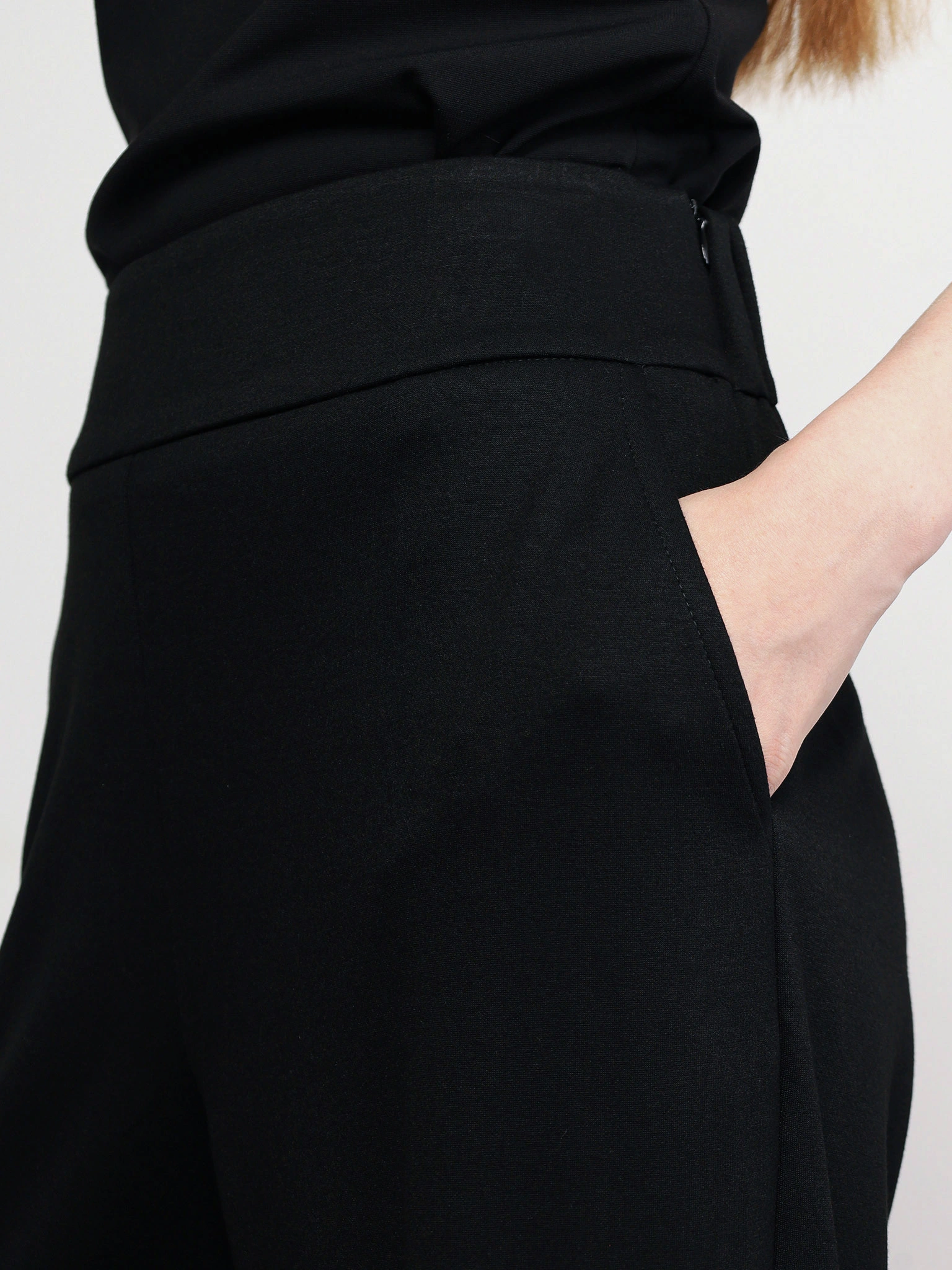 Брюки трикотажные черного цвета расклешенного кроя